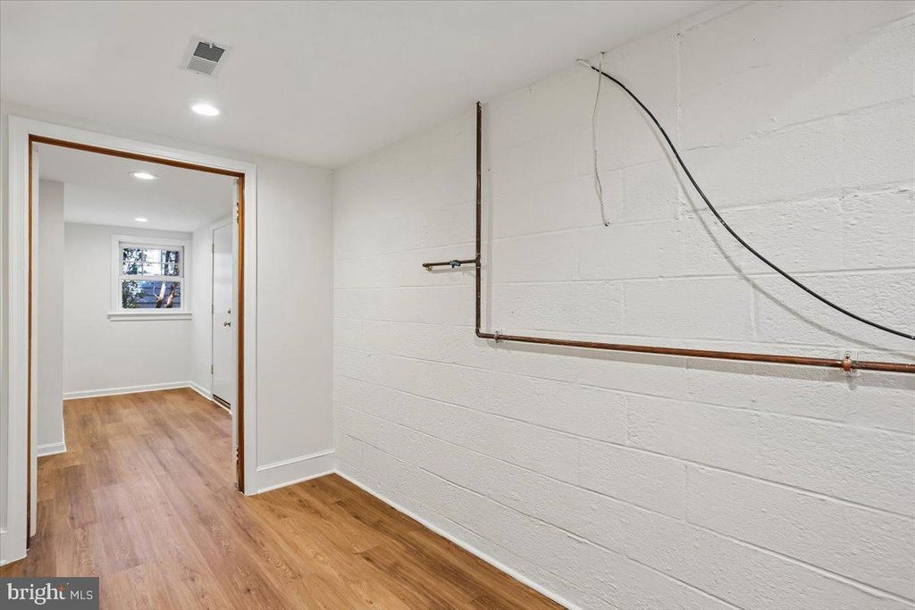 Image 39 of property listing at 11012 MONTROSE AVE, Garrett Park, MD 20896