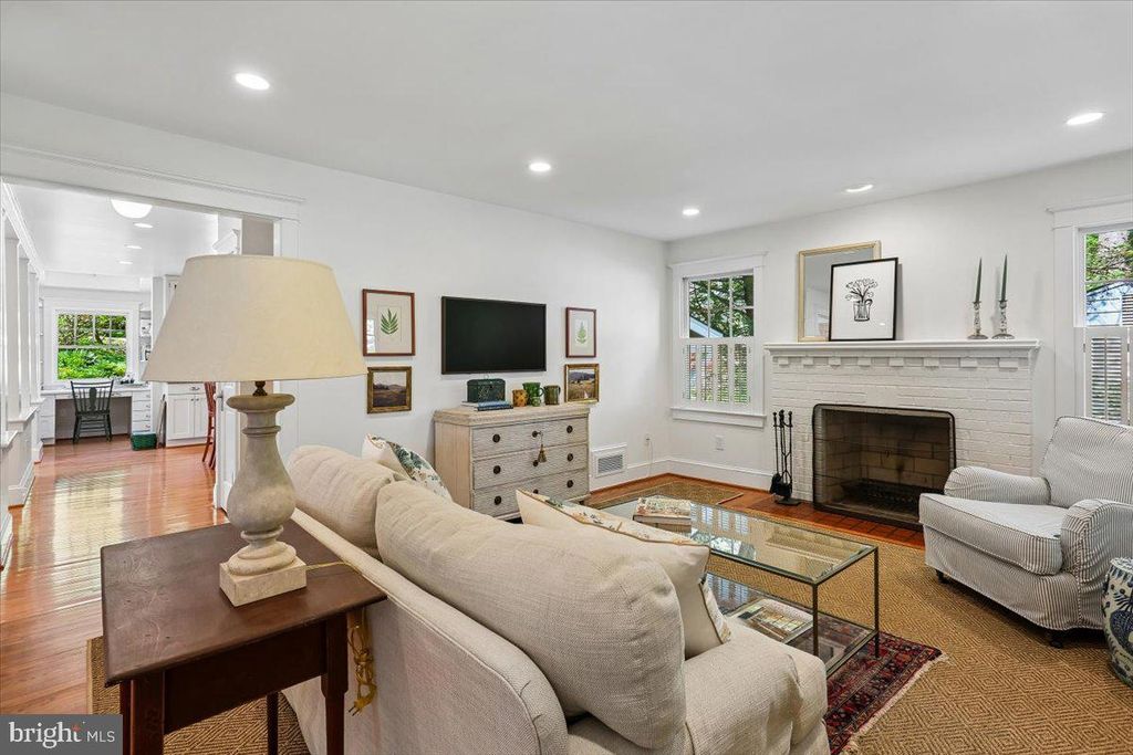 Image 4 of property listing at 11012 MONTROSE AVE, Garrett Park, MD 20896