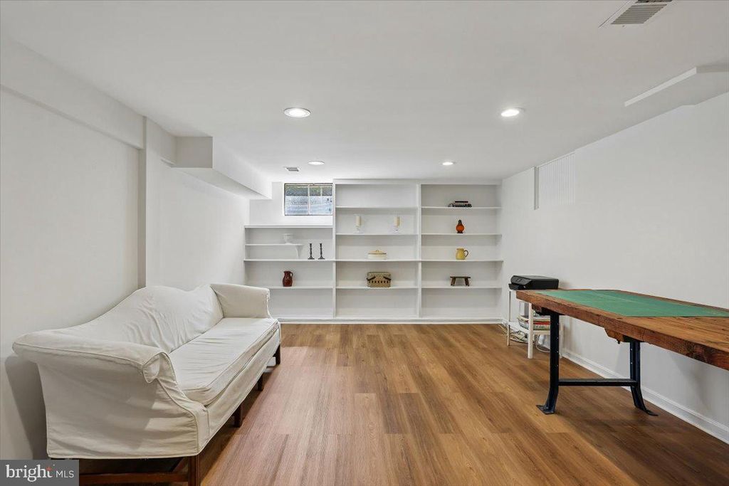 Image 41 of property listing at 11012 MONTROSE AVE, Garrett Park, MD 20896