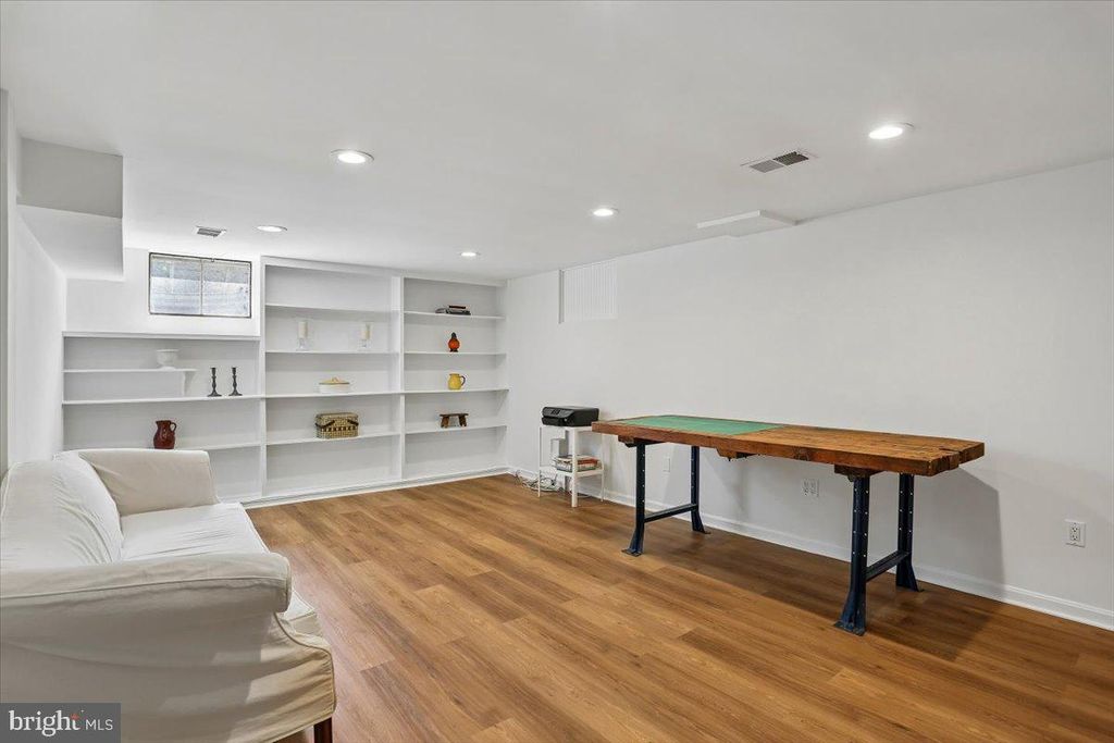 Image 42 of property listing at 11012 MONTROSE AVE, Garrett Park, MD 20896