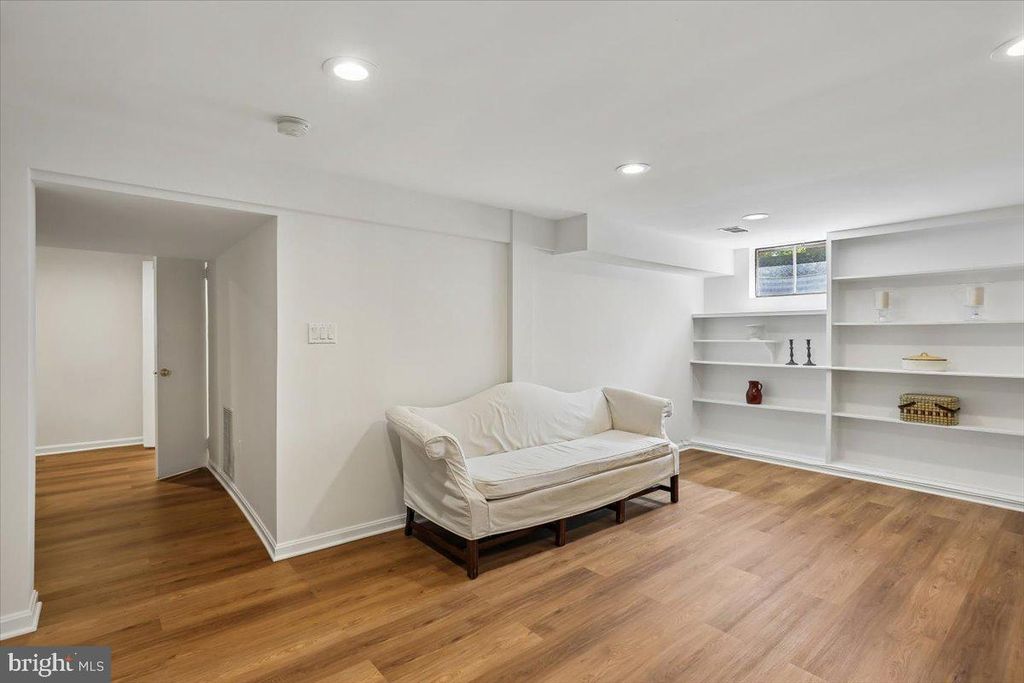 Image 44 of property listing at 11012 MONTROSE AVE, Garrett Park, MD 20896