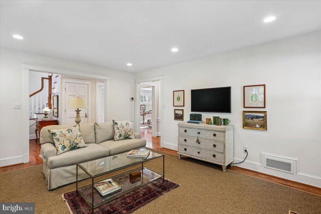 Image 5 of property listing at 11012 MONTROSE AVE, Garrett Park, MD 20896