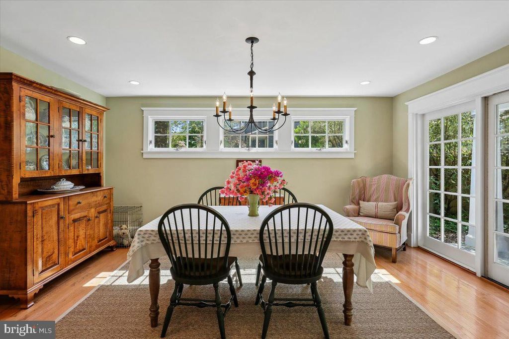 Image 7 of property listing at 11012 MONTROSE AVE, Garrett Park, MD 20896