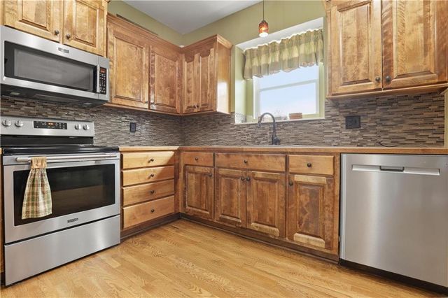 10806 Country Lane, Peculiar, MO 64078