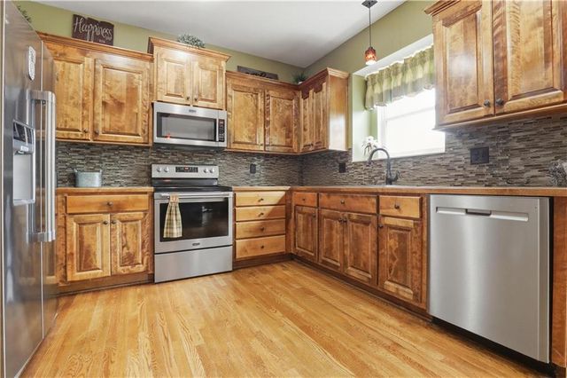 10806 Country Lane, Peculiar, MO 64078