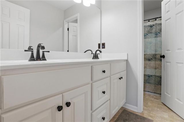 10806 Country Lane, Peculiar, MO 64078
