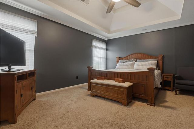 10806 Country Lane, Peculiar, MO 64078
