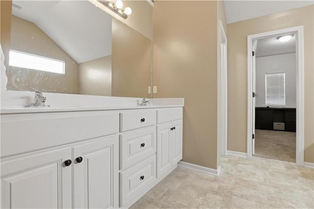 10806 Country Lane, Peculiar, MO 64078