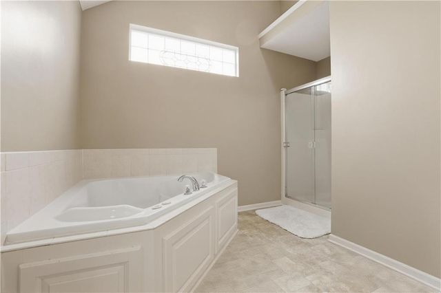 10806 Country Lane, Peculiar, MO 64078
