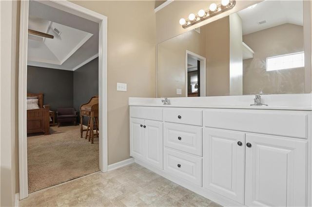 10806 Country Lane, Peculiar, MO 64078