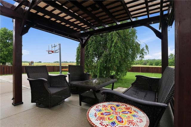 10806 Country Lane, Peculiar, MO 64078