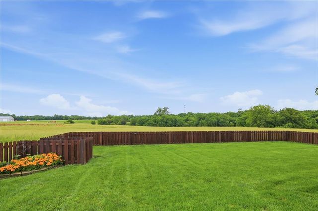 10806 Country Lane, Peculiar, MO 64078