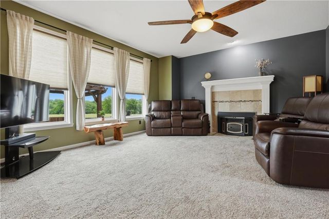10806 Country Lane, Peculiar, MO 64078
