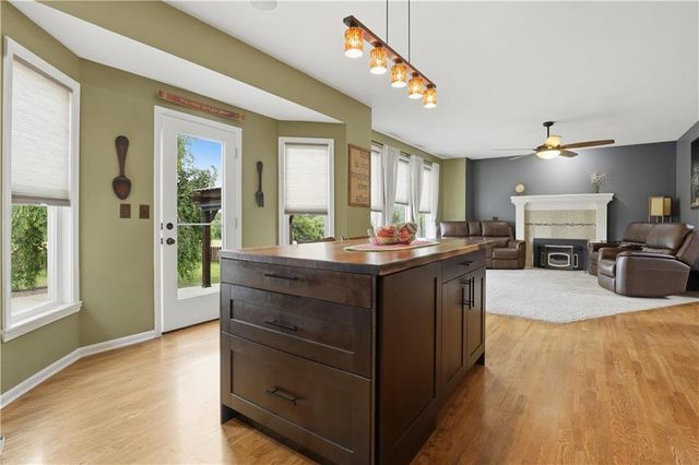10806 Country Lane, Peculiar, MO 64078