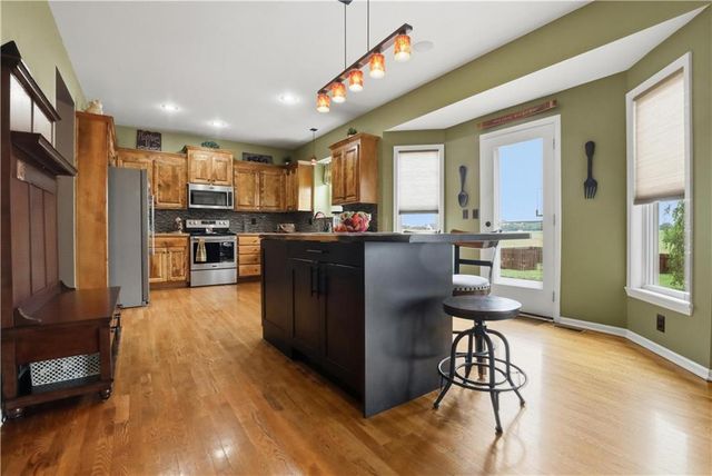 10806 Country Lane, Peculiar, MO 64078