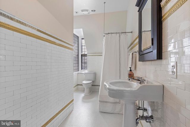 228 S RADNOR CHESTER RD, Villanova, PA 19085