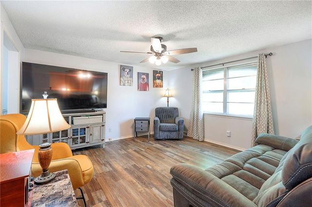 1116 Owen Drive, Liberty, MO 64068