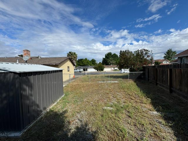 1461 E D St, Oakdale, CA 95361