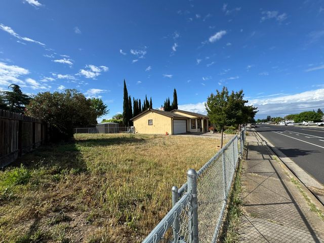 1461 E D St, Oakdale, CA 95361