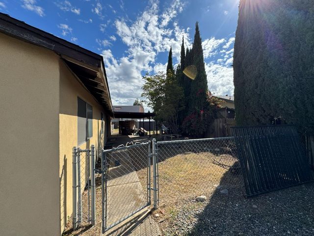 1461 E D St, Oakdale, CA 95361