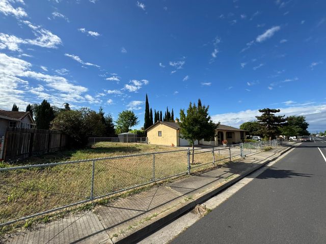 1461 E D St, Oakdale, CA 95361