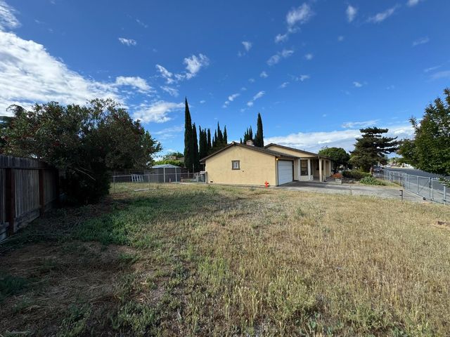 1461 E D St, Oakdale, CA 95361