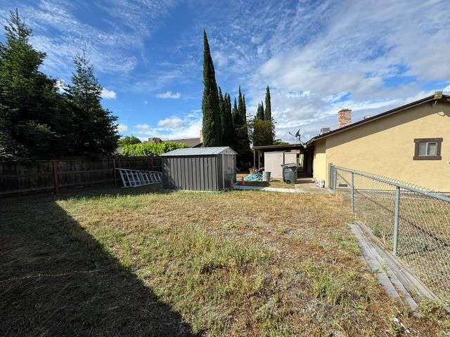 1461 E D St, Oakdale, CA 95361