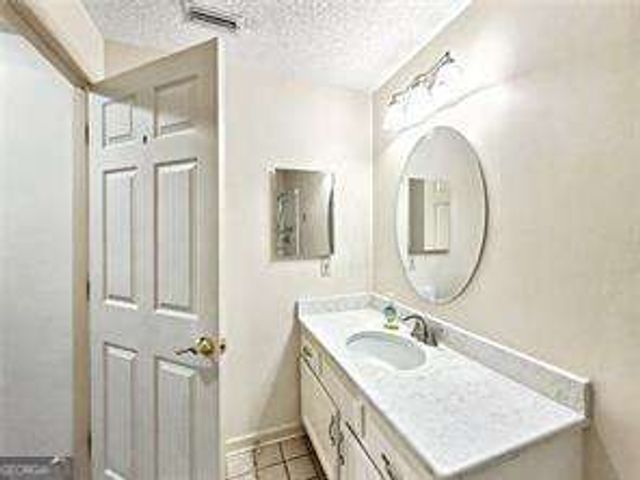 1800 Clairmont Lake A204, Decatur, GA 30033