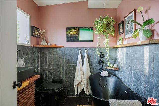 1325 Romulus Drive, Glendale, CA 91205