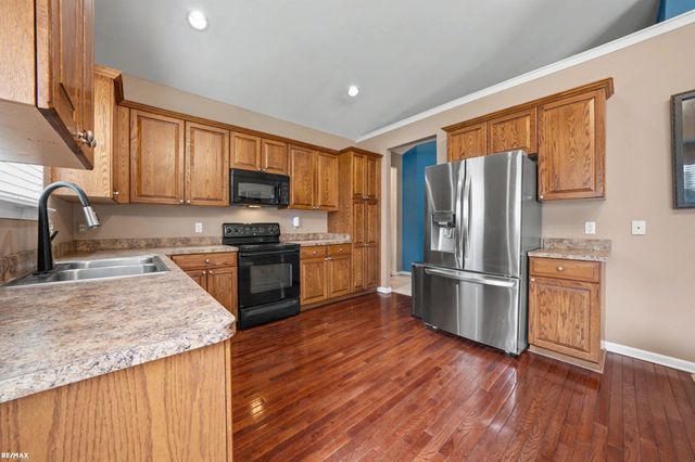 40990 Harvest Ln Lane, Clinton Twp, MI 48038