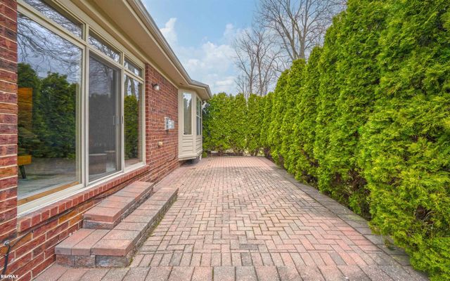 40990 Harvest Ln Lane, Clinton Twp, MI 48038