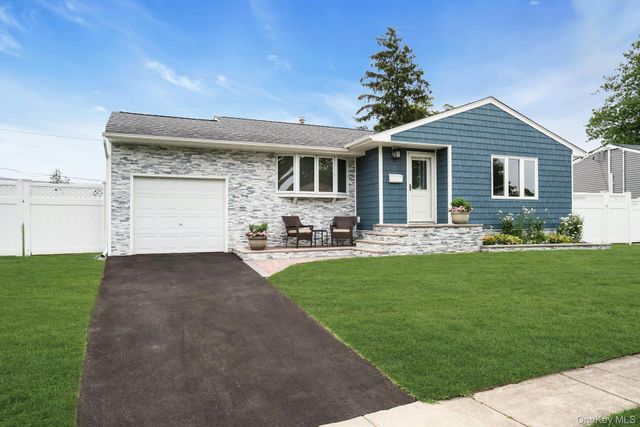 5 Stagg Lane, Commack, NY 11725