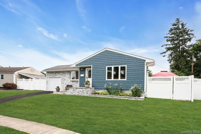 5 Stagg Lane, Commack, NY 11725