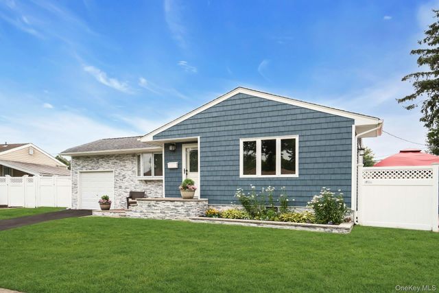 5 Stagg Lane, Commack, NY 11725