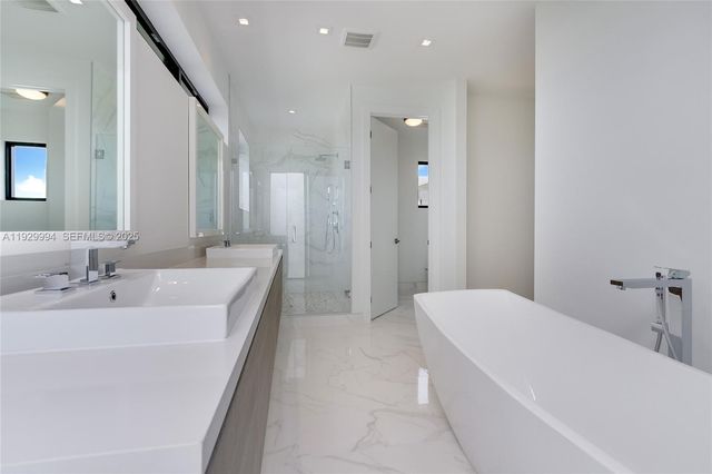 16492 S Botaniko Dr S, Weston, FL 33326