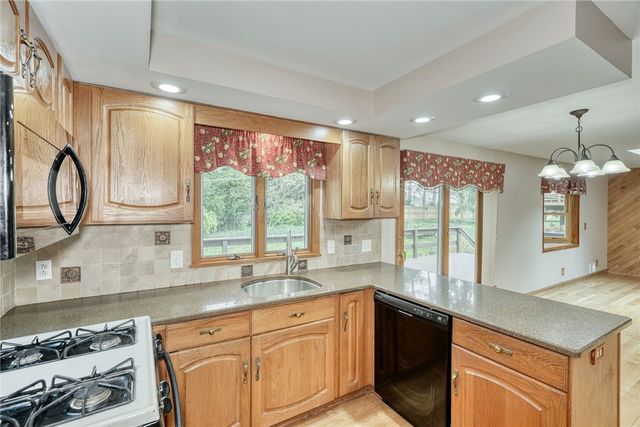 160 Courtly Circle, Greece, NY 14615