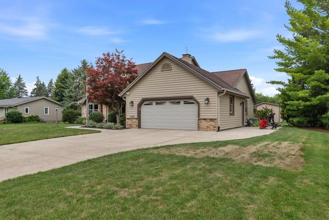 W144N4871 Stone DRIVE, Menomonee Falls, WI 53051