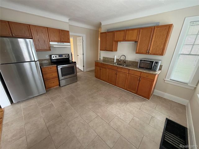 240 E Breckenridge Street, Oakland Charter Township, MI 48220