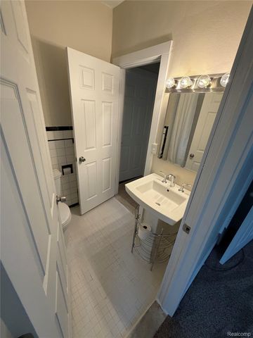 240 E Breckenridge Street, Oakland Charter Township, MI 48220