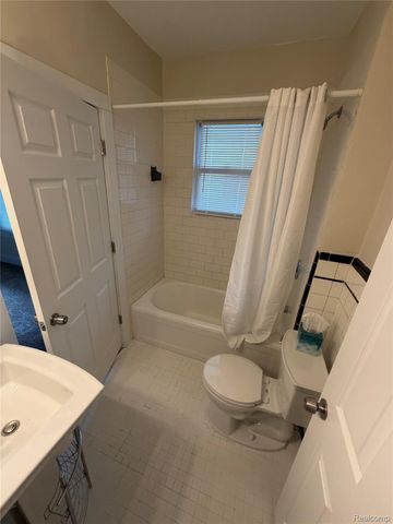 240 E Breckenridge Street, Oakland Charter Township, MI 48220
