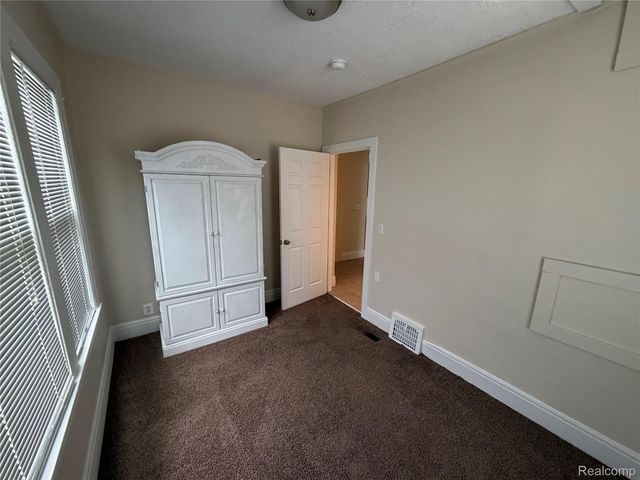 240 E Breckenridge Street, Oakland Charter Township, MI 48220