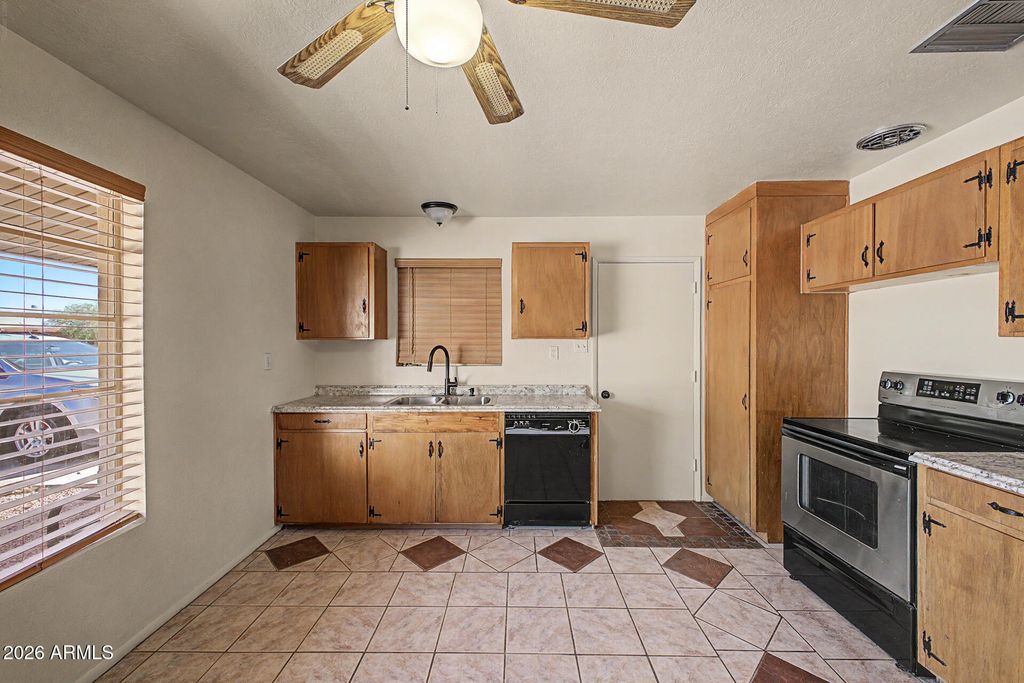 924 E GRANADA Avenue, Apache Junction, AZ 85119 — photo 4