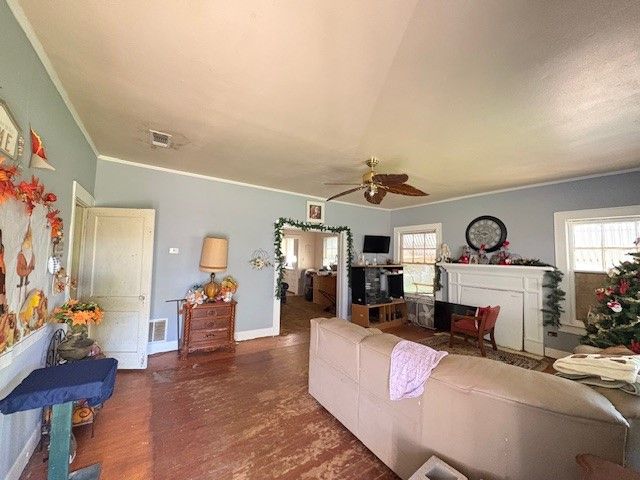 201 W Daingerfield Street, Omaha, TX 75571