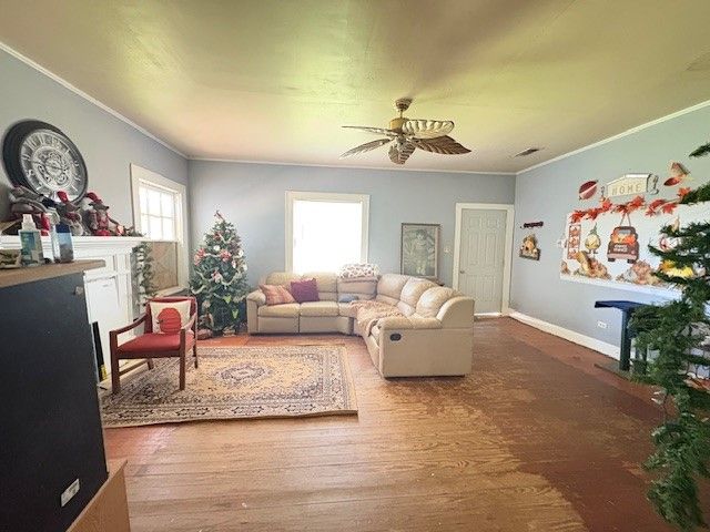 201 W Daingerfield Street, Omaha, TX 75571