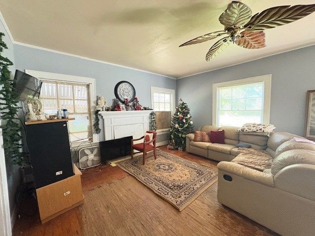 201 W Daingerfield Street, Omaha, TX 75571