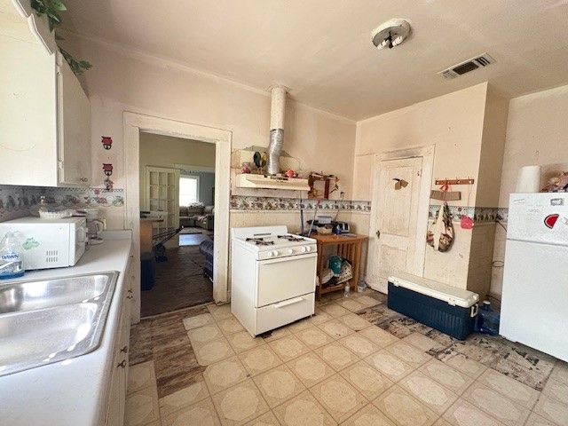 201 W Daingerfield Street, Omaha, TX 75571