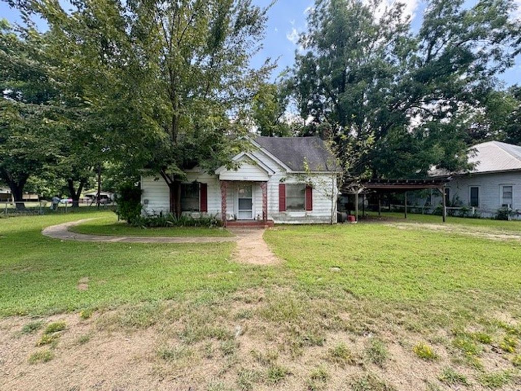 201 W Daingerfield Street, Omaha, TX 75571