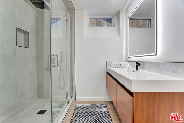 1145 S Longwood Avenue, Los Angeles, CA 90019