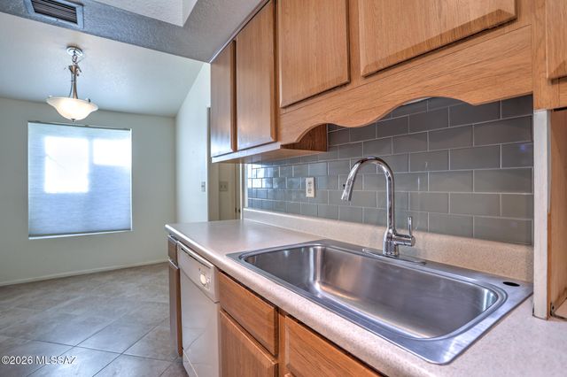 7581 E Desert Anchor Boulevard, Tucson, AZ 85715