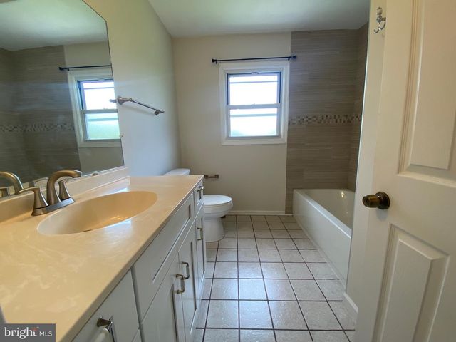 3 BATTLE DR, Newark, DE 19702